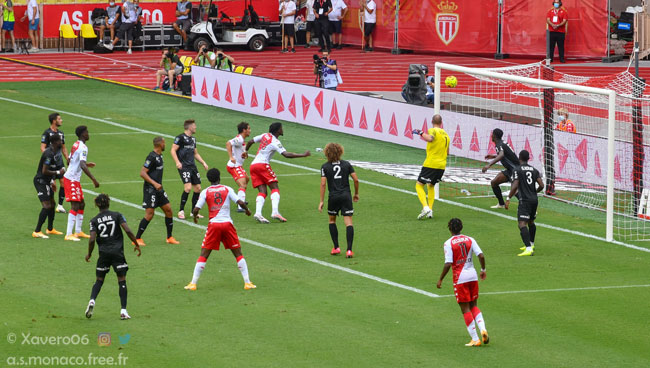...le ballon est sous la barre...