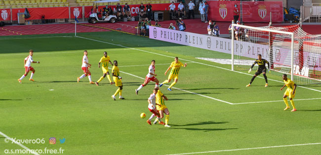 ...qui met dans l'axe, malgré Pallois qui dévie le ballon...