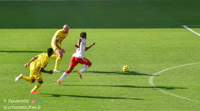 Long ballon de Fabregas, pour Martins...