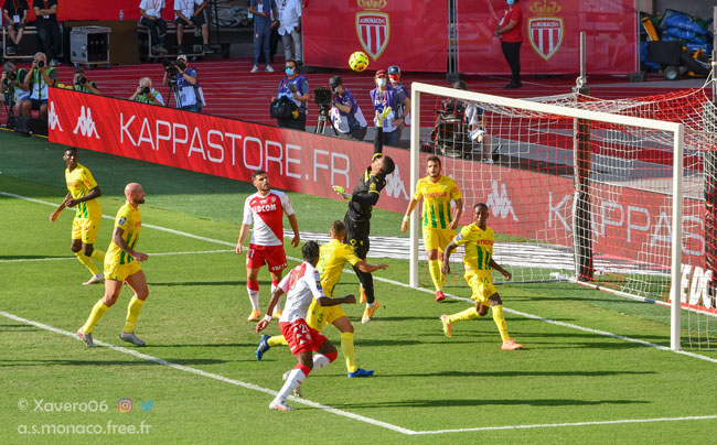 ...que Lafont prolonge au second poteau...
