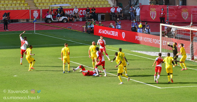 ...le ballon file vers le but...