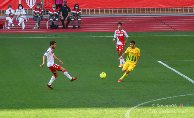 ...qui dégage aux 25m sur Fabregas...