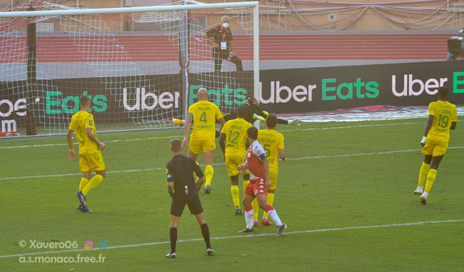 ...le ballon vient taper le poteau...