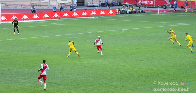 Onyekuru échappe à Appiah...