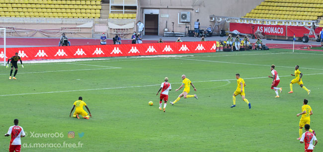 ...et met le ballon dans la surface...