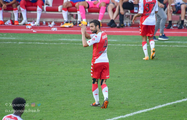 Fabregas applaudi par le public, fait de même...