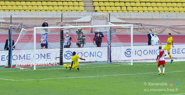 ...sur sa ligne, Appiah tacle le ballon...
