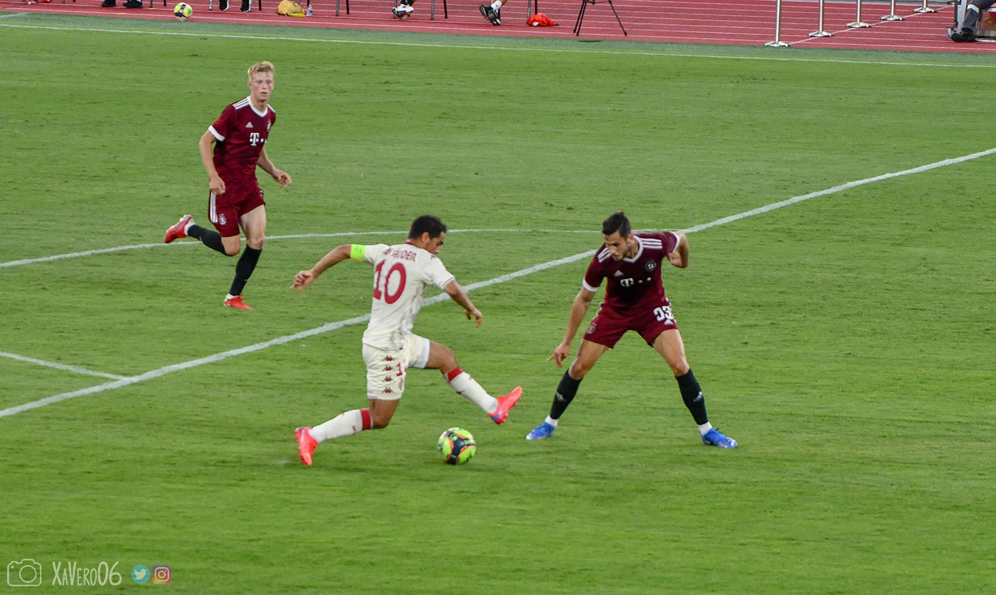 ...qui rentre dans la surface, tente de dribbler Hancko...