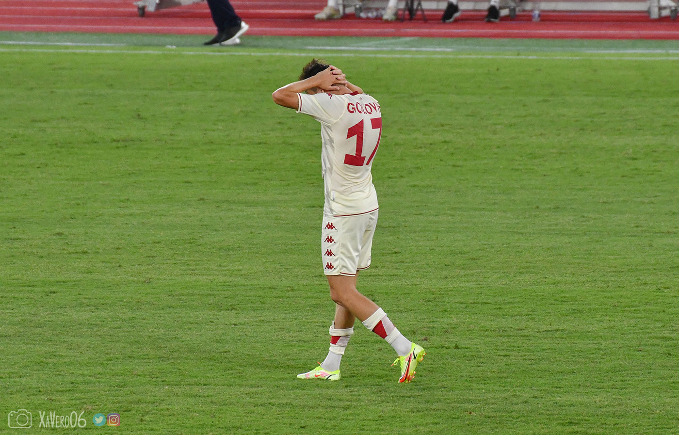 ...Golovin déçu se tient la tête...