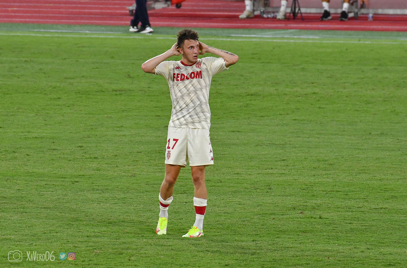 ...se retourne pour vérifier que le ballon a bien été détourné...