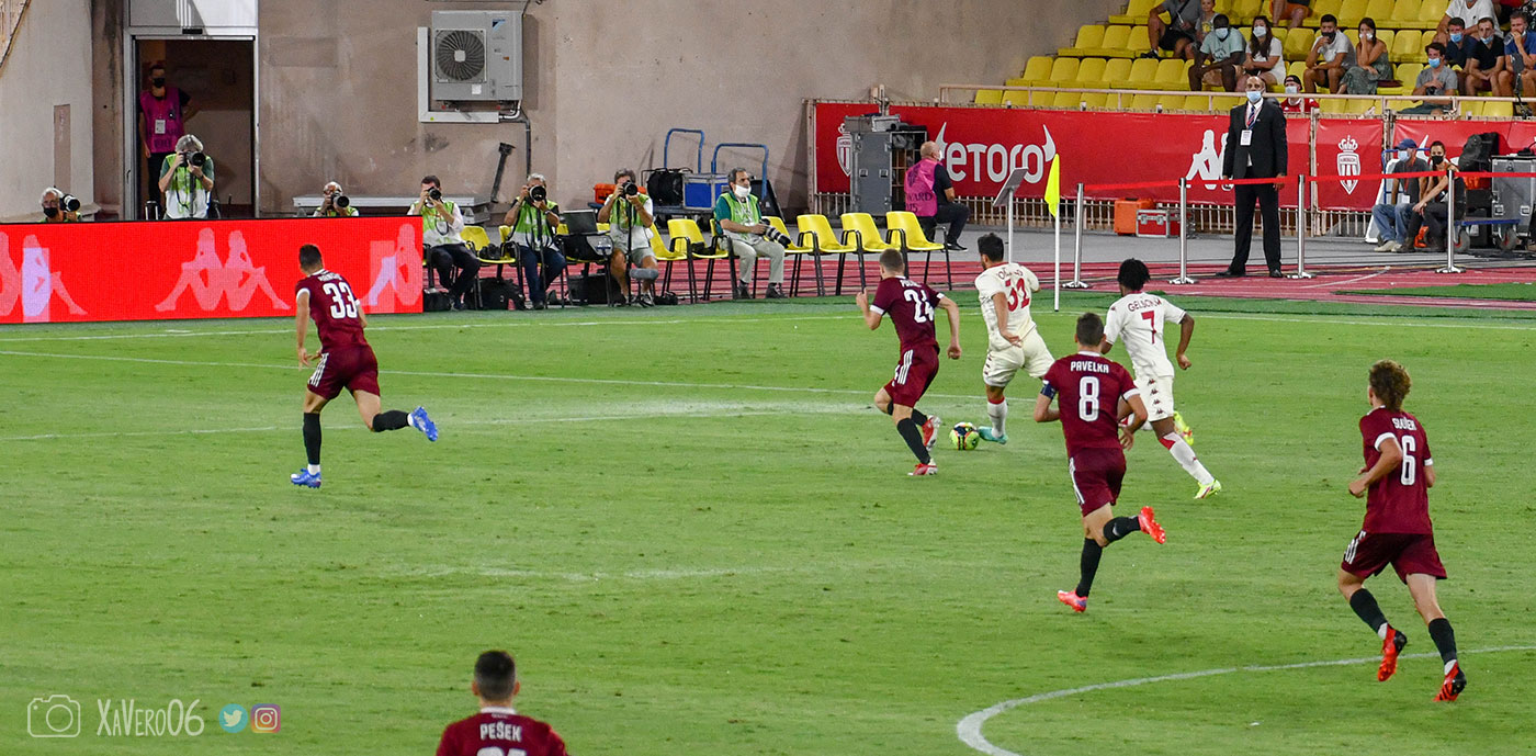 Volland lancé côté droit...