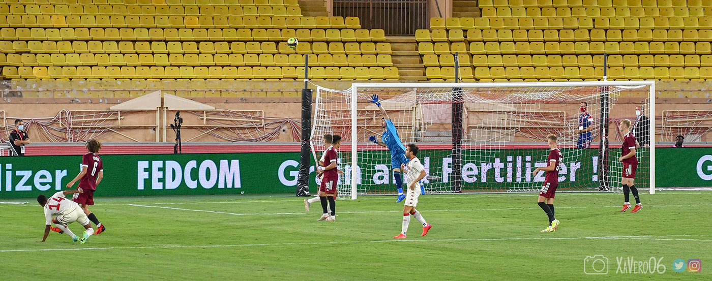 ...et le ballon fuit le cadre