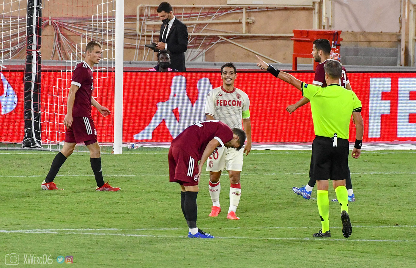 ...avant de montrer le corner. Ben Yedder rigole jaune...