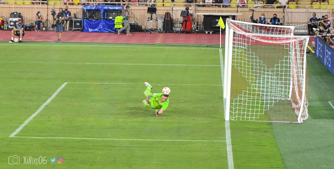 ...et détourne le ballon...