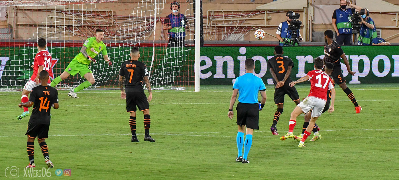 ...le ballon prend la direction du but...