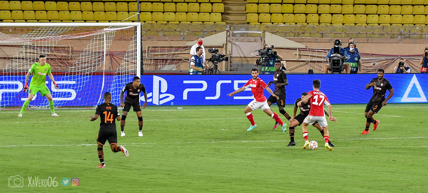 Golovin face au but, n'a pas de solution...