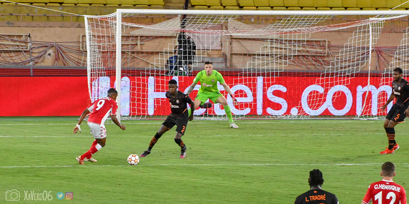 Boadu est servi à l'entrée de la surface...