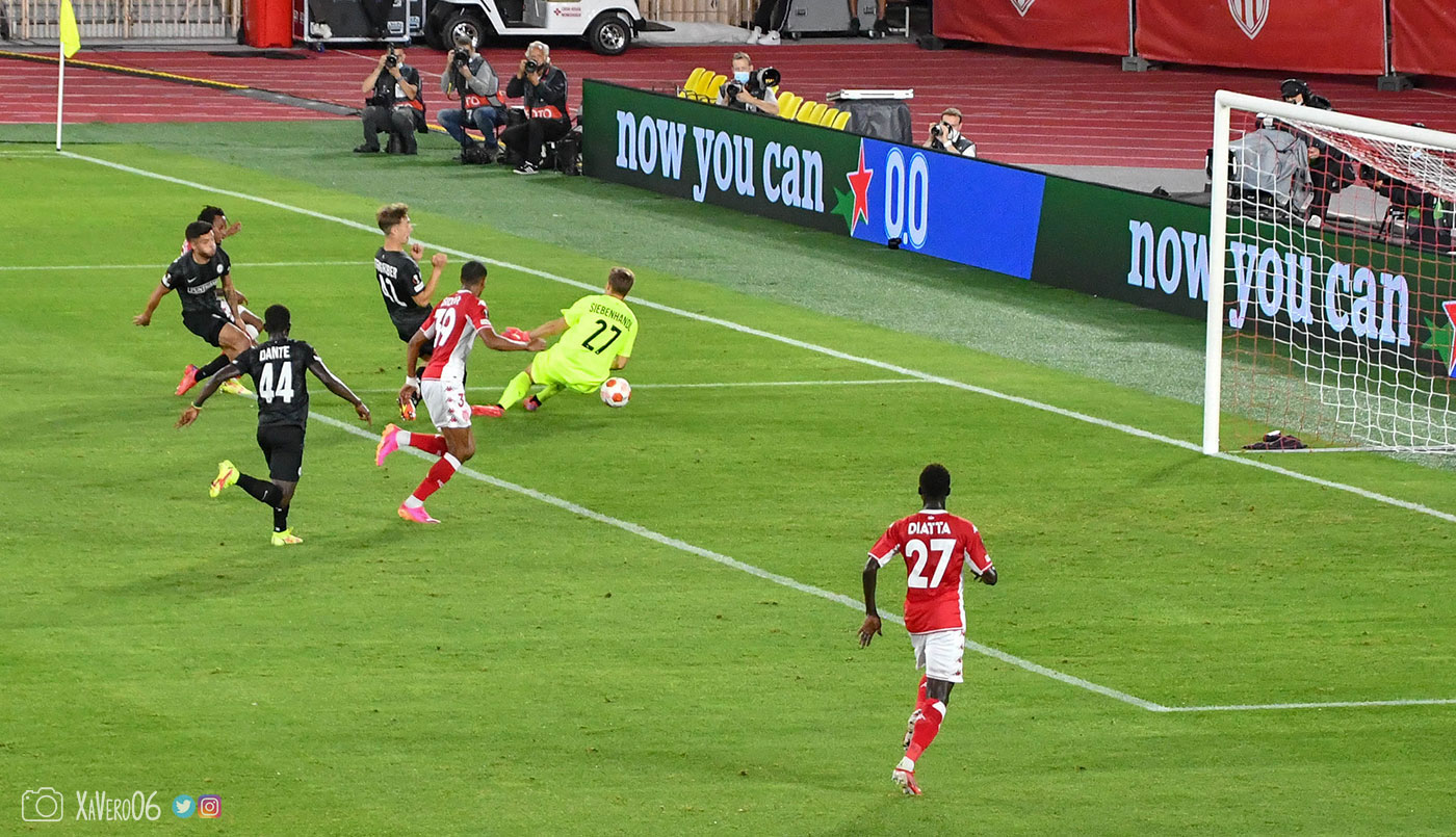 ...le ballon est dévié par le gardien...