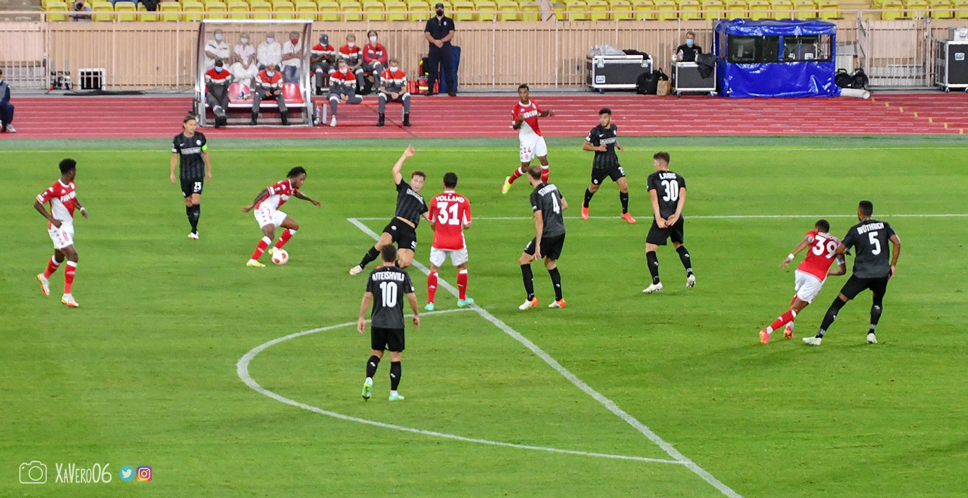 Martins se joue d'un adversaire...