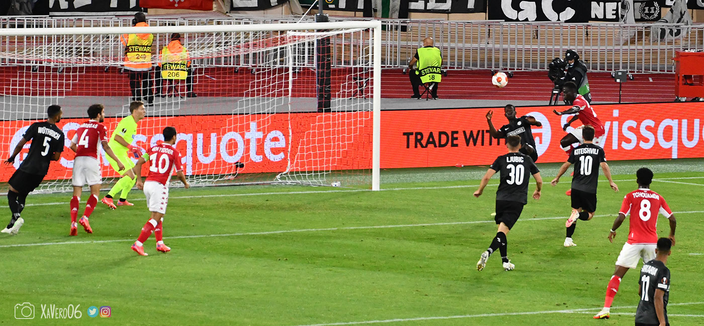 ...où Dante attend le ballon et Diatta vient couper...