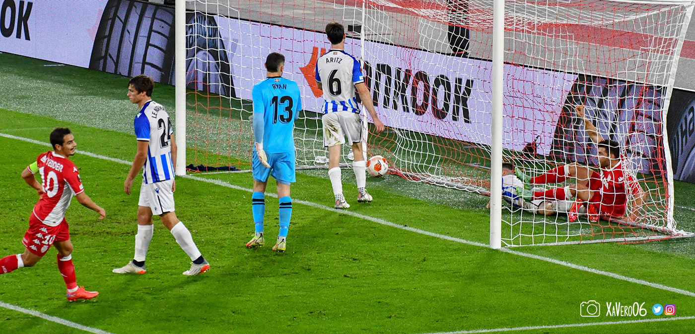...Volland fête son but, dans le but...