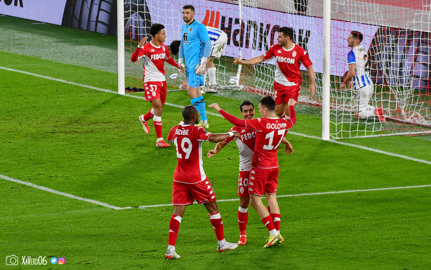 ...pendant que Diop félicite Volland...