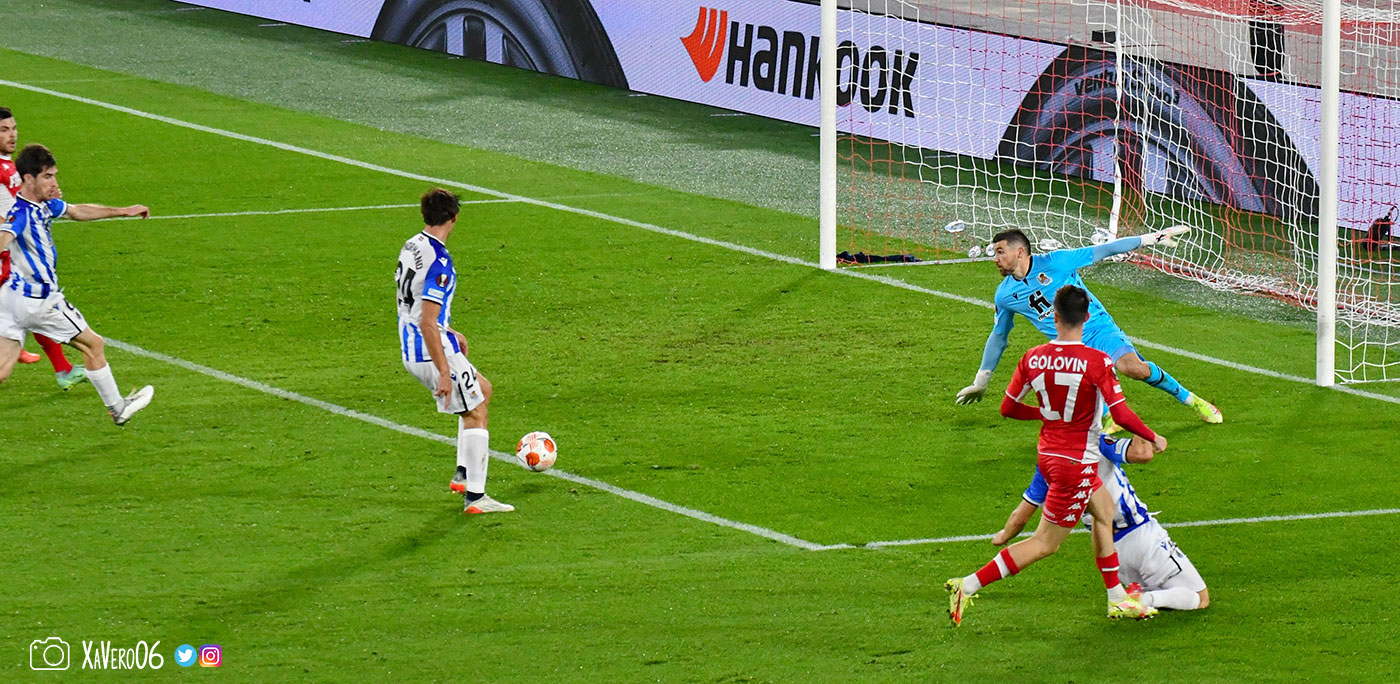 ...le ballon n'est pas intercepté au premier poteau...