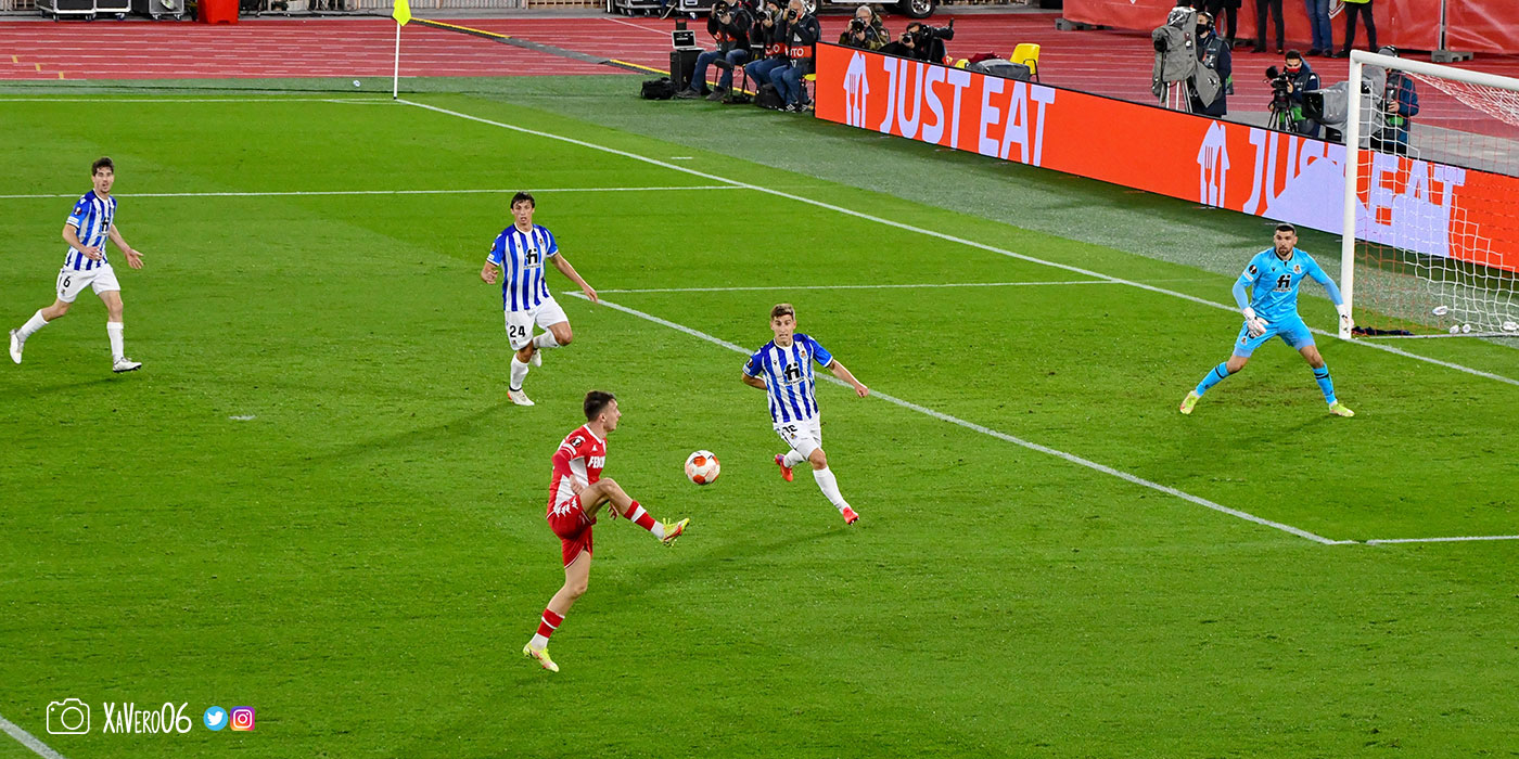 ...Golovin contrôle le ballon repoussé...