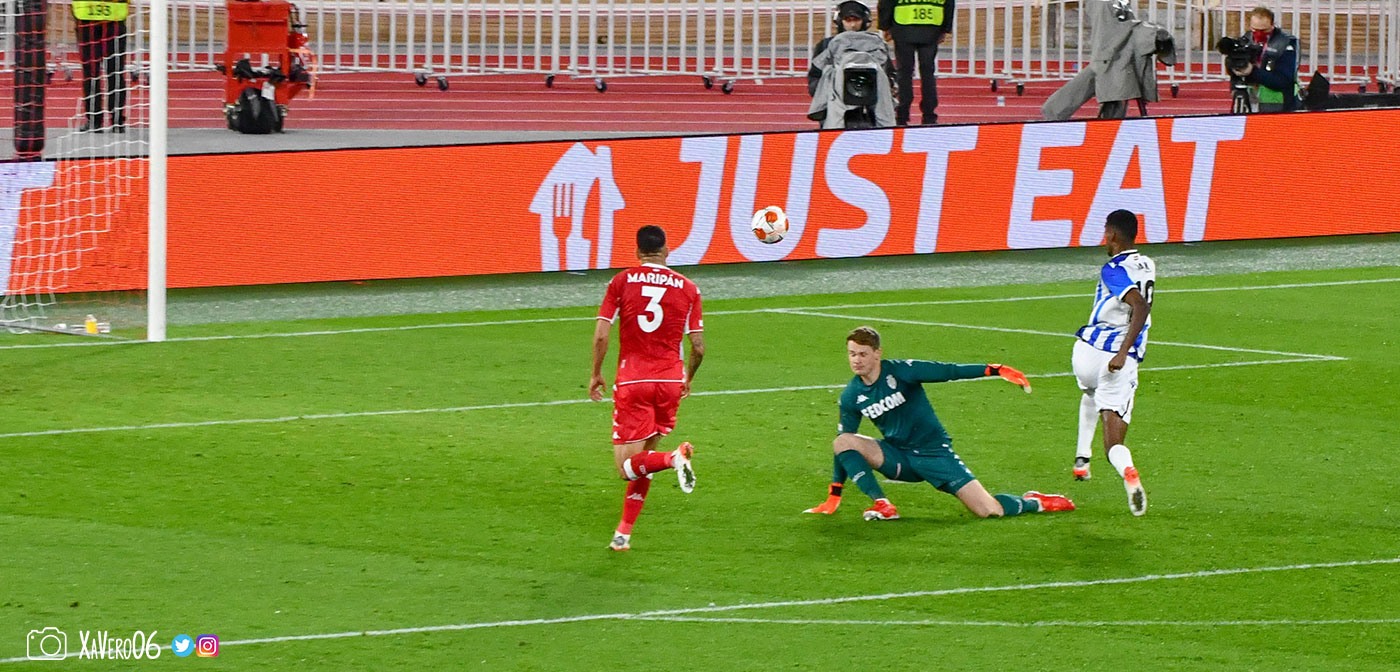 ...mais ne dévie pas le ballon...