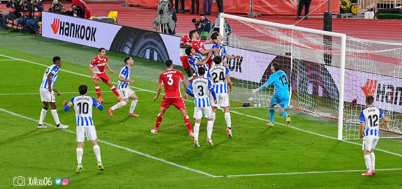 ...où Fofana derrière Volland reprend...