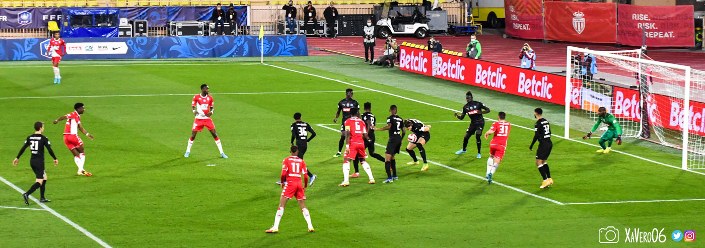 ...le ballon passe à côté de Pavlovic...