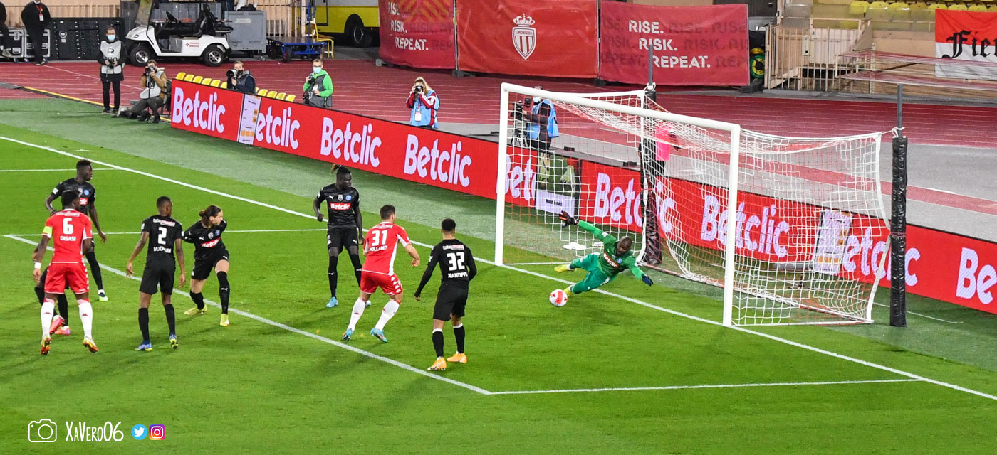 ...Thuram, masqué, est en retard...