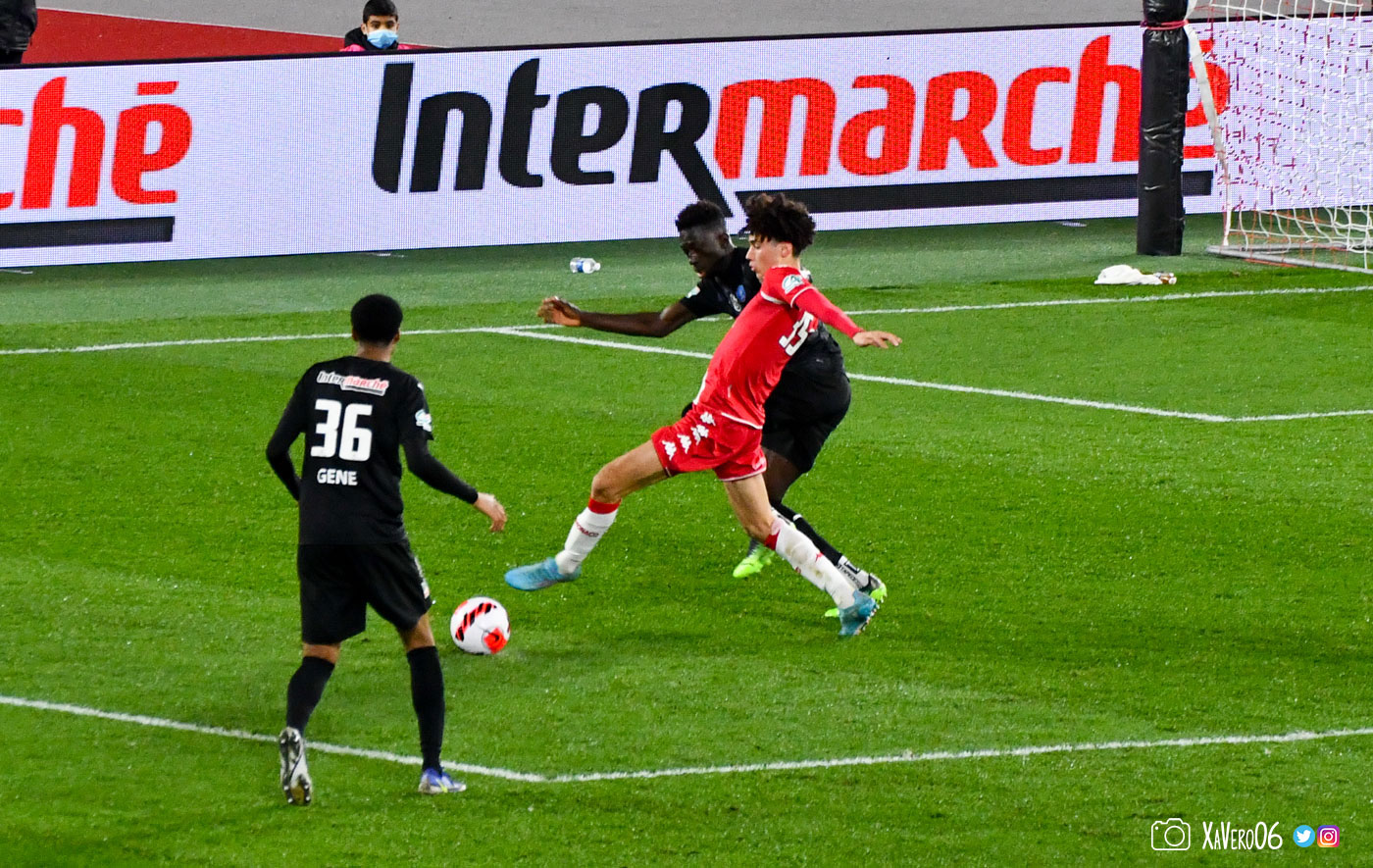 Lucas pour Akliouche qui contrôle du bout du pied...