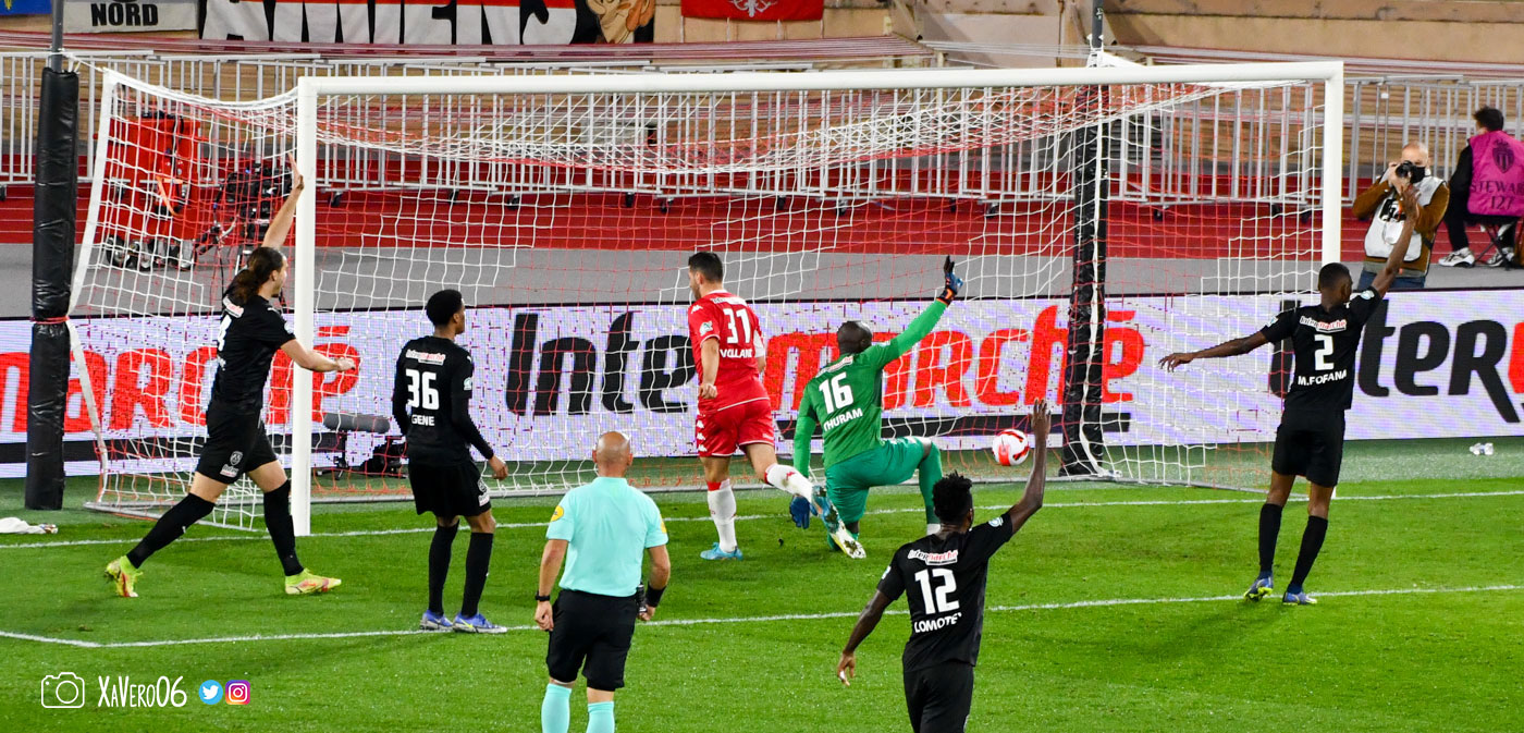 ...pour le 2-0, malgré les demandes de hors-jeu