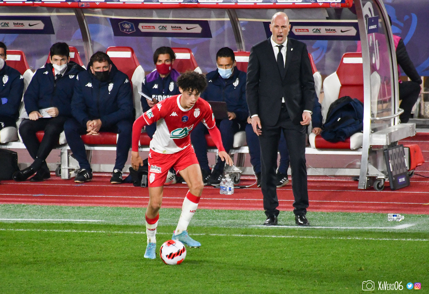 Maghnes Akliouche encouragé par son coach contre Amiens