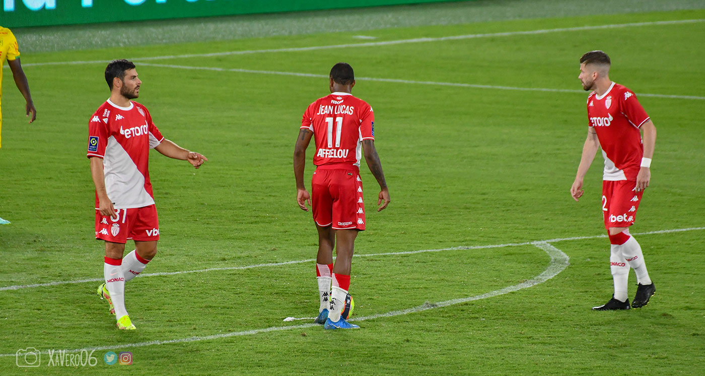 Coup-franc pour Monaco, Lucas place son ballon...