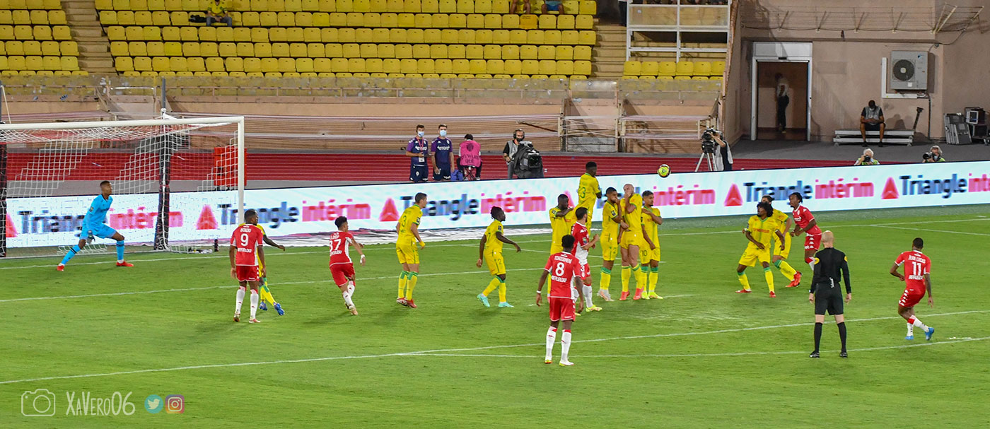...le ballon a passé le mur...