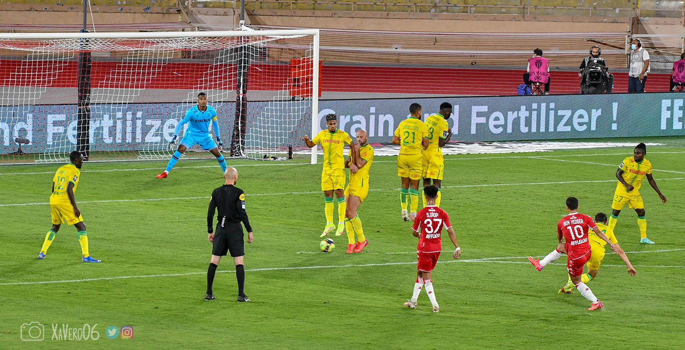 ...le ballon passe sous le mur...