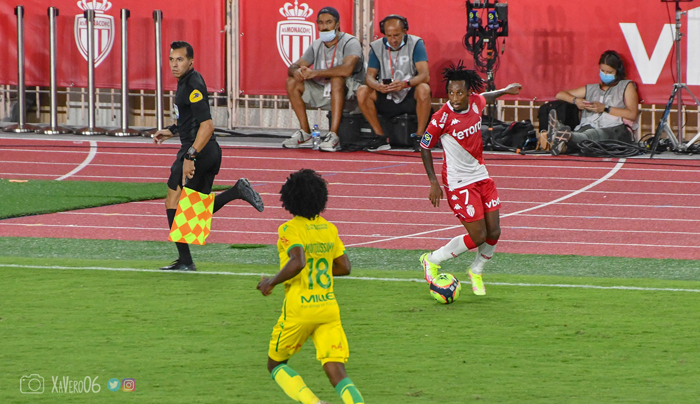 Gelson Martins hérite du ballon le long de la touche...