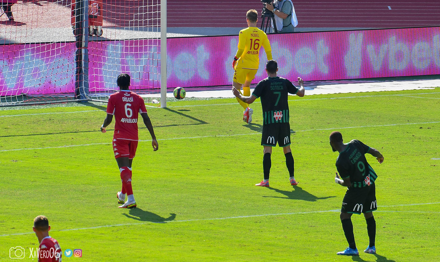 ...le ballon prend la direction du but, Nübel lui court après...