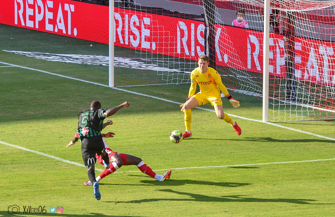 ...le défenseur monégasque est en retard, le ballon est passé...