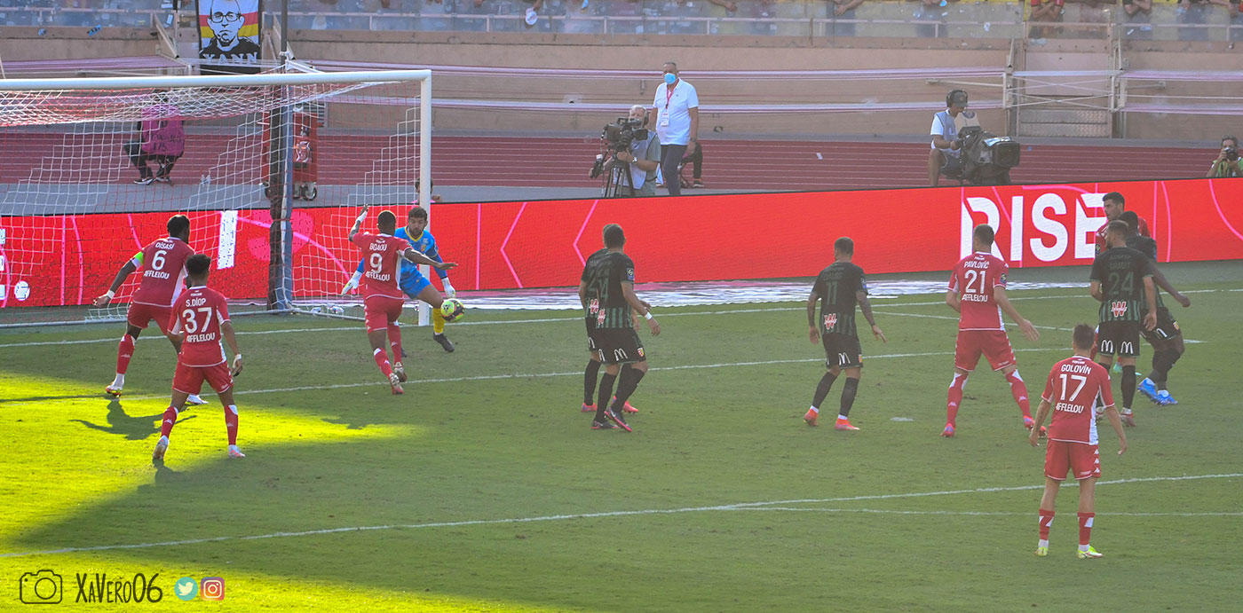 ...le ballon passe devant le but...