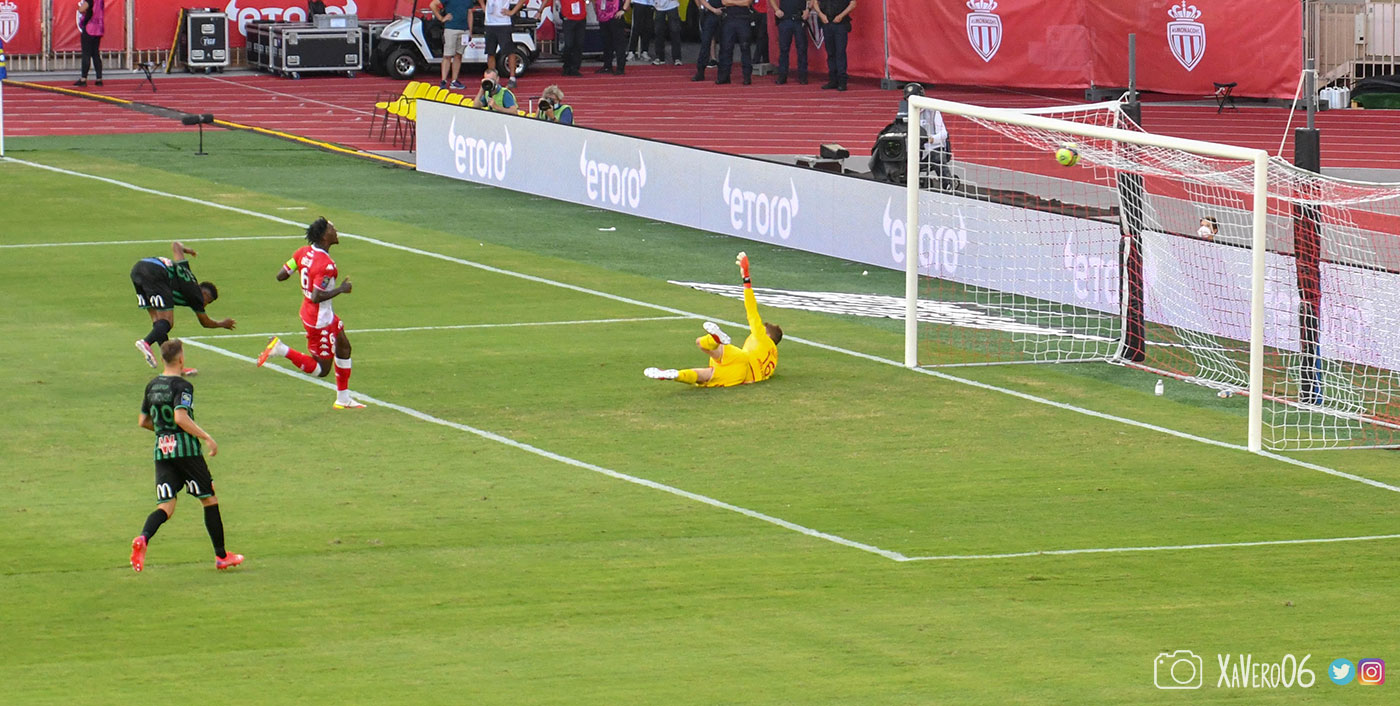 ...le ballon est sous la barre...
