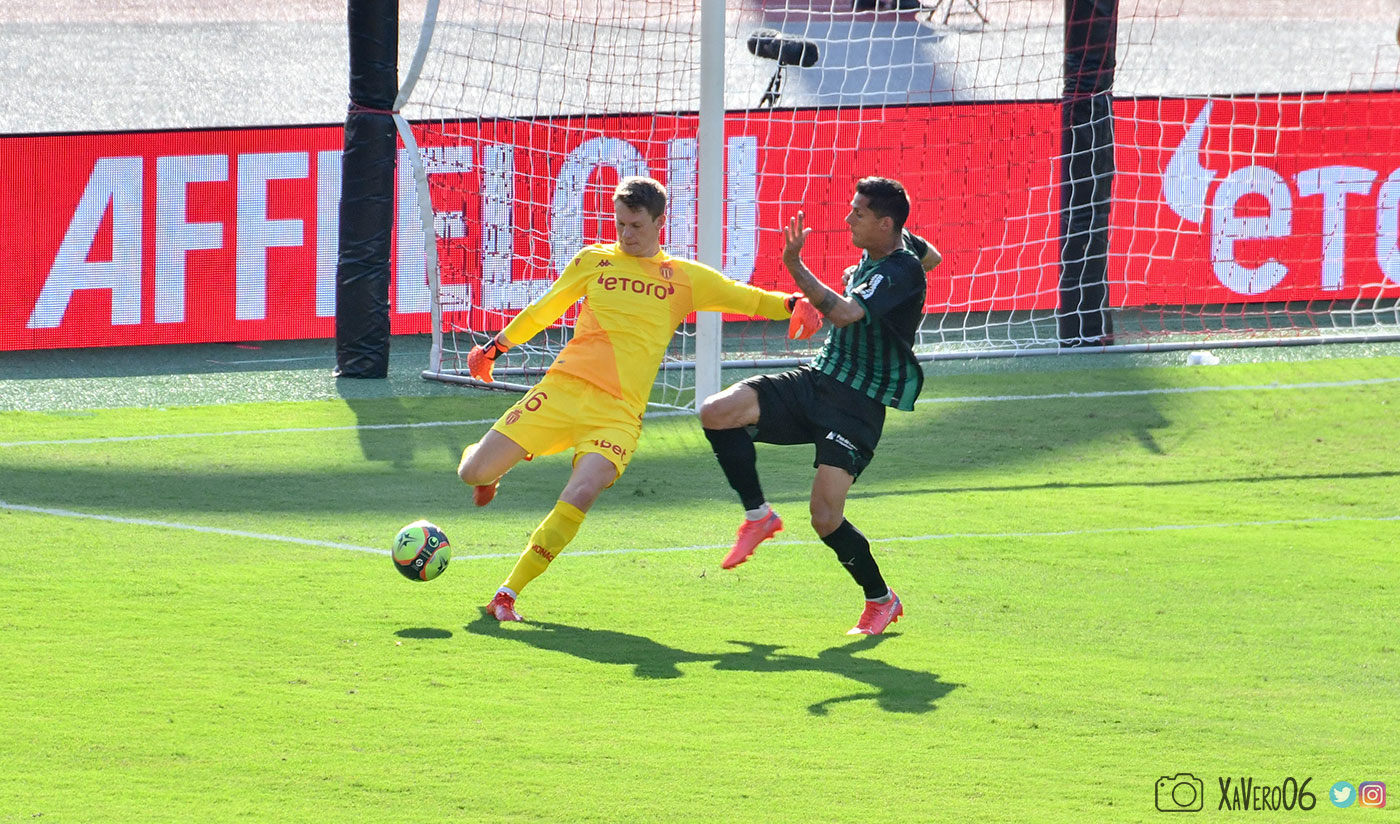 Sotoca presse Nübel à un autre moment du match...