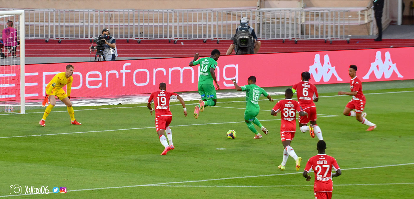 ...pousse le ballon qui arrive sur Nordin et Krasso...