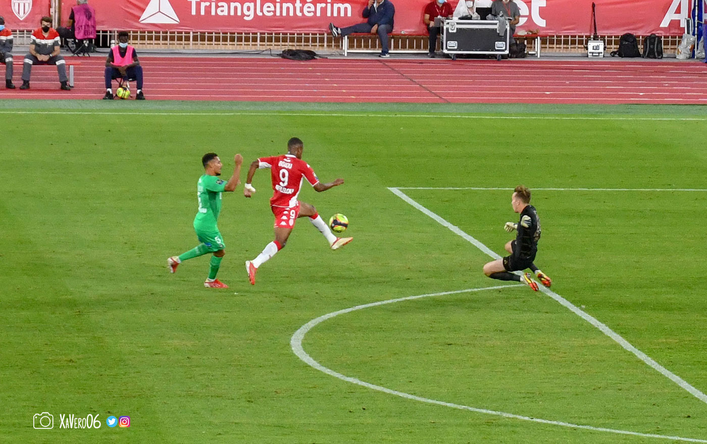 ...Boadu contrôle le ballon, Green sort de sa surface et tacle...
