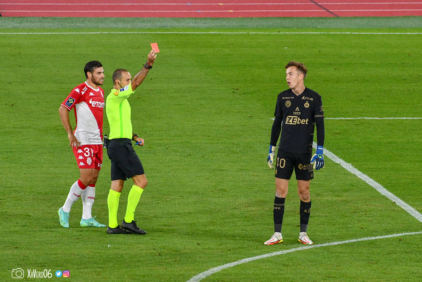 ...logiquement, l'arbitre sort le carton rouge pour le gardien...