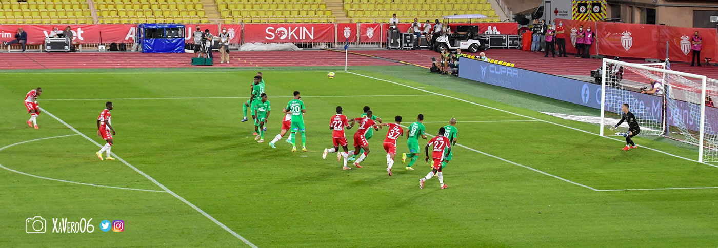 ...le ballon a passé le mur et prend la direction du but...