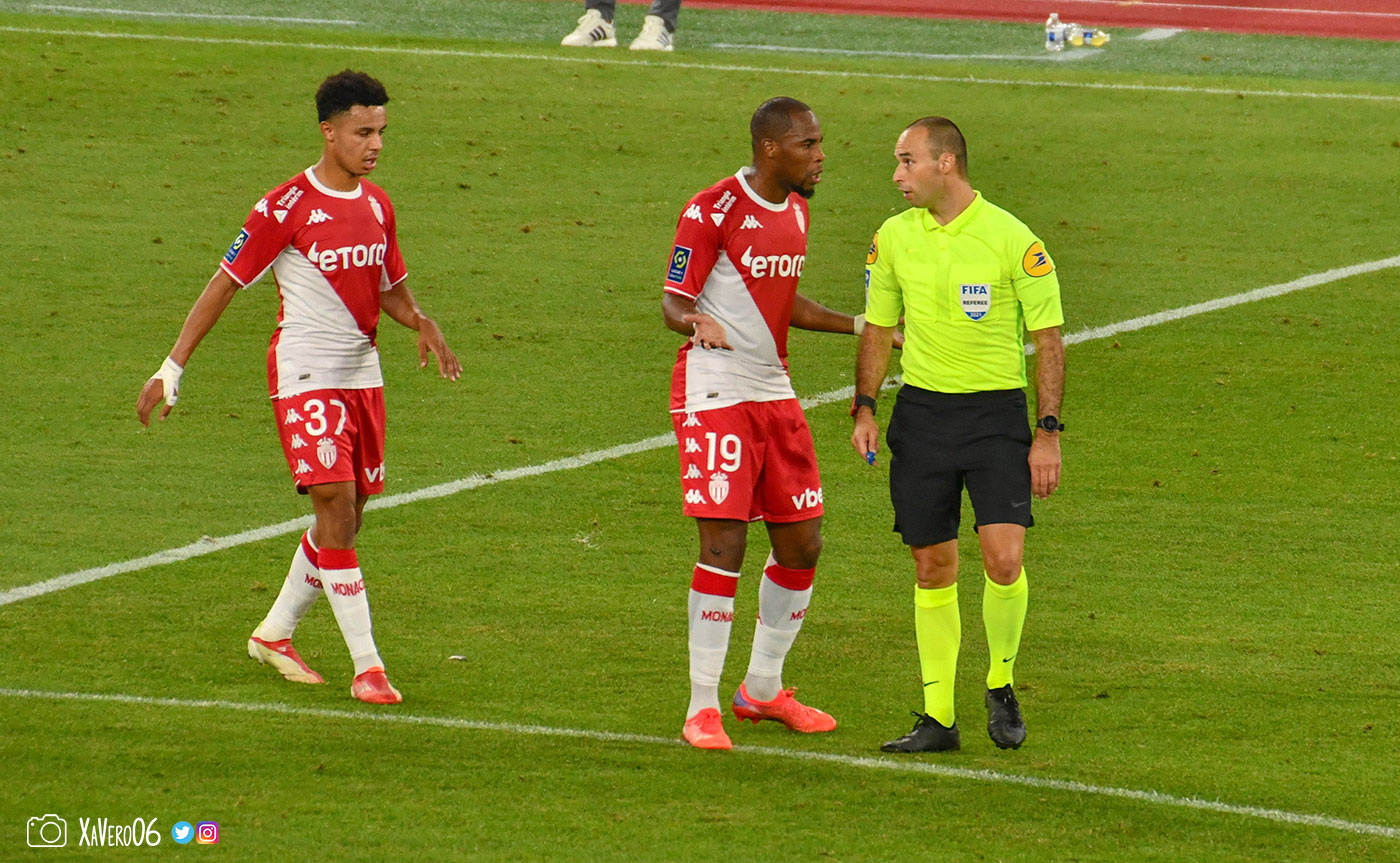 ...Monaco réclame une faute...