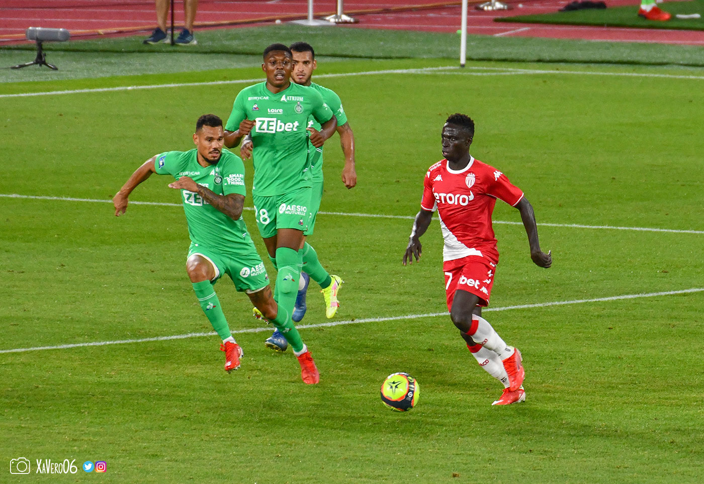 ...Krépin Diatta longe la surface stéphanoise